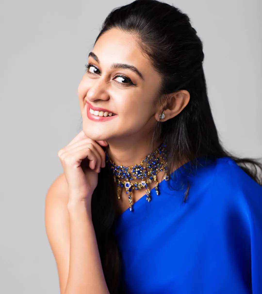 Indian Girl Aishwarya Arjun In Traditional Blue Saree Sleeveless Blouse